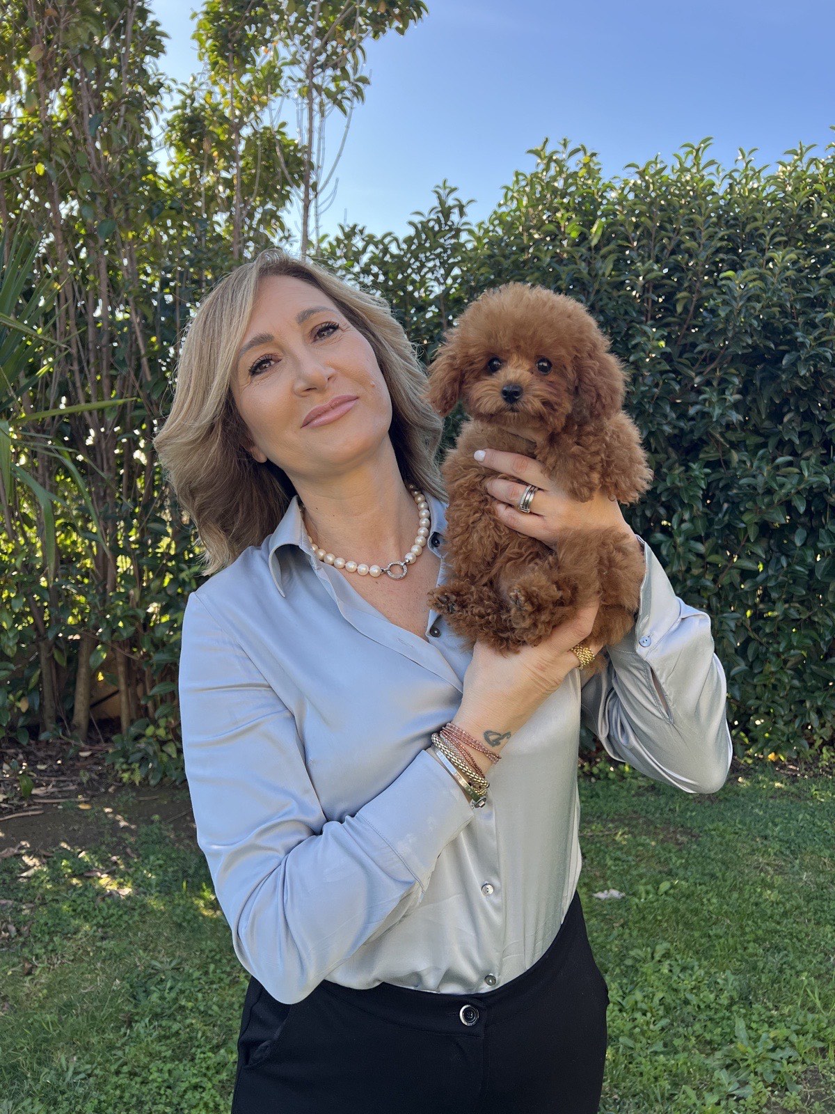 Paola Cardiello, allevatrice 74 Poodles, con un cucciolo di barboncino toy